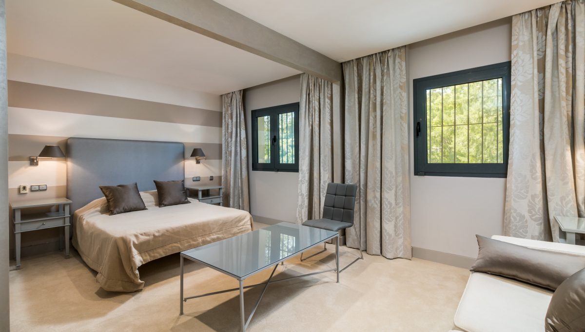 villa-for-sale-in-la-quinta-bedroom