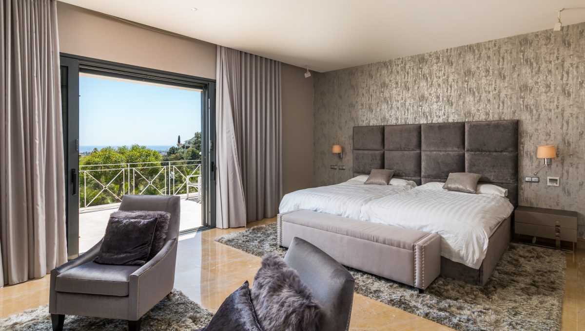 villa-for-sale-in-la-quinta-master-bedroom