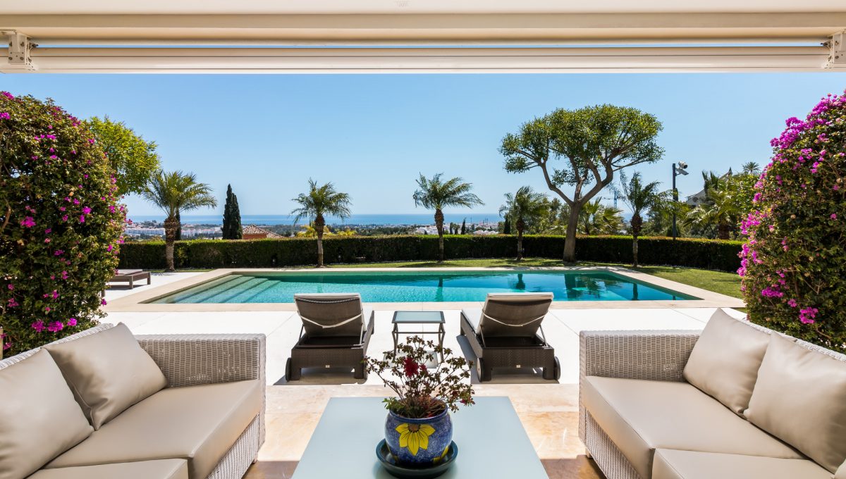 villa-for-sale-in-la-quinta-pool-and-sea-views